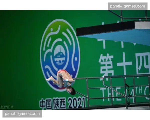 瞬间聚焦：夺冠后，主教练将奖牌挂在了已故恩师照片前