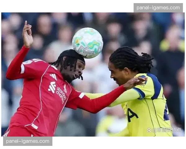 镜头捕捉：维拉球员中场抢断后迅速分边策动进球